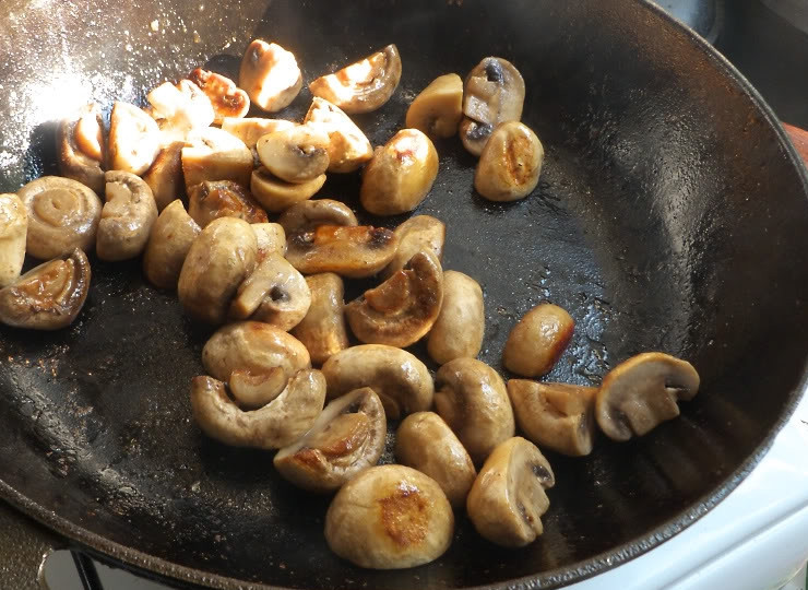 1. Этап. Салат из спаржи с грибами: Разогреть сковороду с растительным маслом и на сильном огне обжарить грибы - до равномерного румяного цвета.