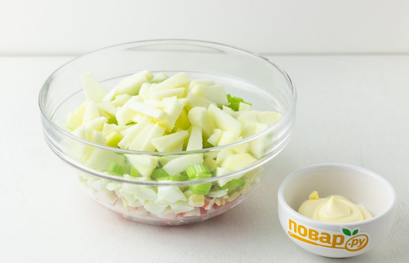 1. Этап. Крабовый салат с сельдереем: Яблоки очистите от кожуры и нарежьте тонкими небольшими пластинами, добавьте в салат. Заправьте салат майонезом. Аккуратно перемешайте, при необходимости посолите по вкусу.