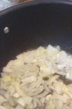 1. Этап. Суп-пюре из батата и черники: На дне кастрюли разогреть растительное масло и потомить лук и чеснок минут 5.