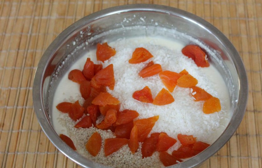 1. Этап. Творожная кето-запеканка: Добавляем нарезанную кусочками курагу и ваниль. Все перемешиваем.