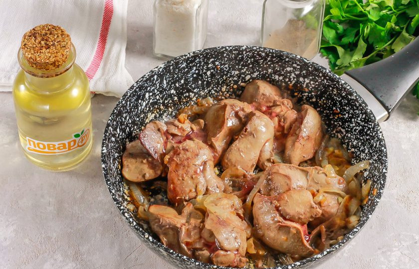 1. Этап. Куриная печень с сельдереем, яблоком и луком: Затем аккуратно переверните печень на другую сторону и поджарьте еще 2-3 минуты.