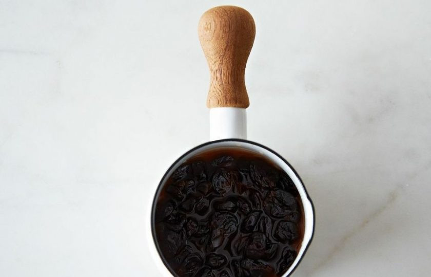 1. Этап. Соус Мостарда: 1. Вишни залейте водой и поставьте на огонь. Проварите около 10-15 минут. Можно добавить также сладкое вино.