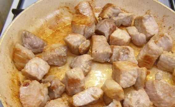 1. Этап. Мясо, тушенное в сметане: В сковородку влейте растительное масло, разогрейте его на сильном огне. Выложите в сковороду мясо, обжаривайте его до румяной корочки в течение десяти минут, постоянно помешивая, чтобы оно не подгорело.