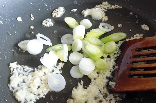 1. Этап. Цыпленок на зеленой подушке: Чеснок, зеленый лук помойте, почистите и мелко нашинкуйте. Обжарьте на растительном масле 1-2 минуты.