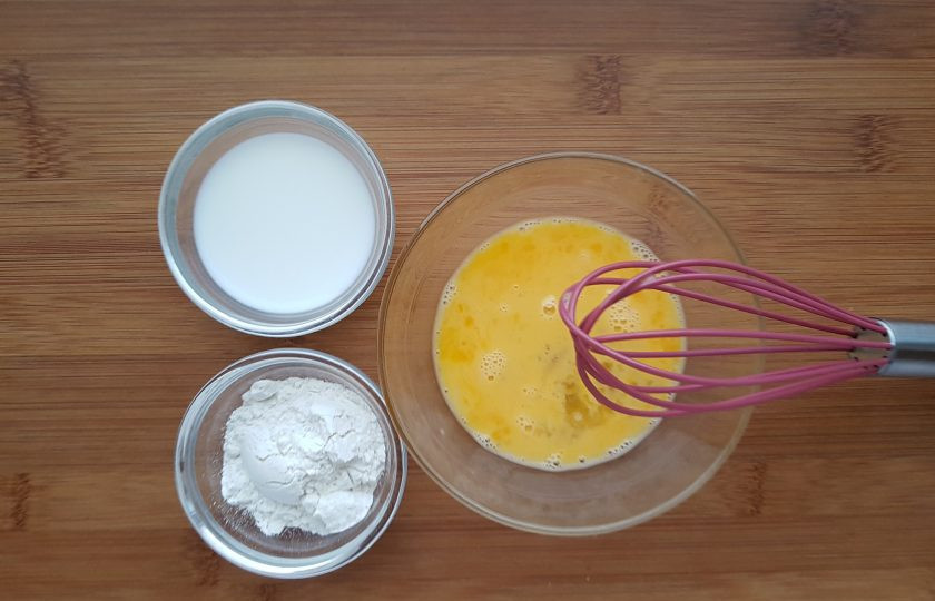 1. Этап. Террин из курицы с фисташками: Взбейте яйцо, добавьте сливки, а затем муку. Перемешайте до однородности.