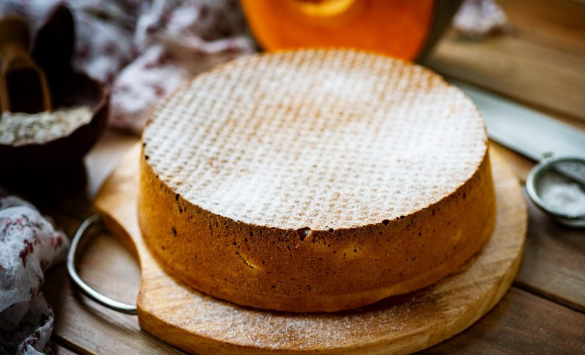 1. Этап. Тыквенно-овсяный пирог: Готовый пирог полностью охладите и подавайте к столу. При подаче можно чуть присыпать сахарной пудрой.