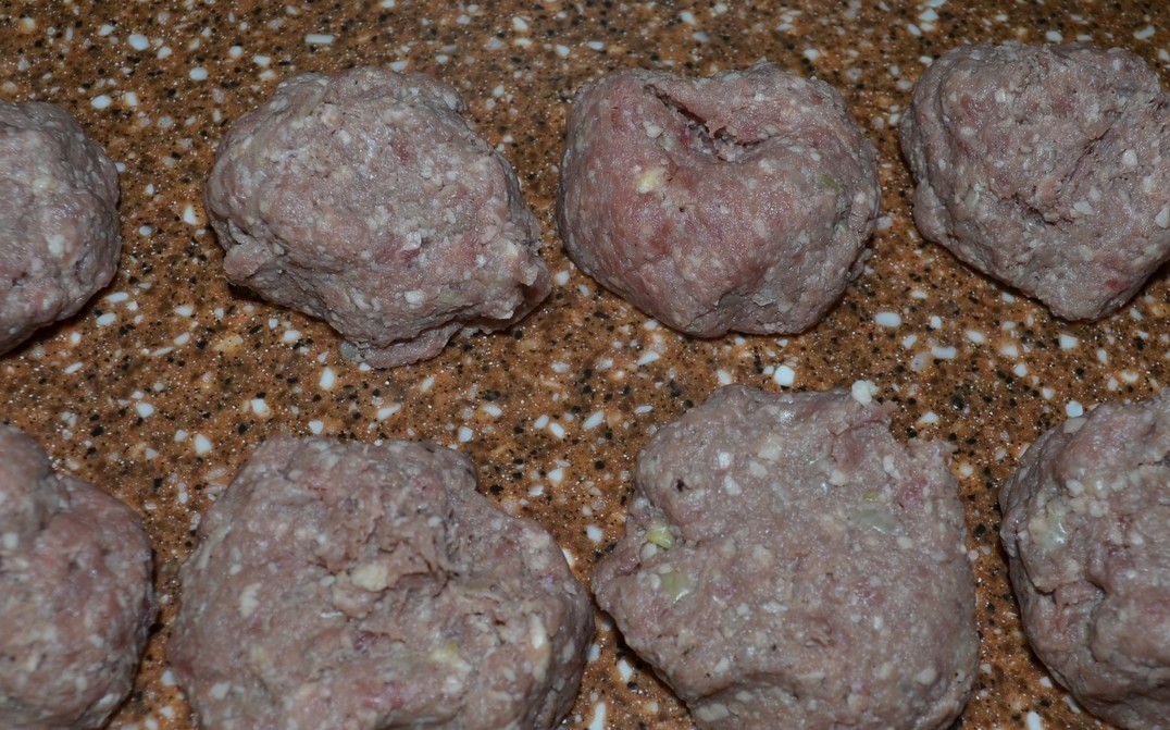 1. Stage. Surprise beef patties: Turn the oven to preheat. Divide the minced meat into 10 equal parts.