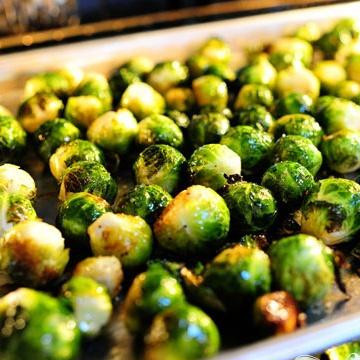 1. Этап. Брюссельская капуста с бальзамическим уксусом и клюквой: 2. Запекать в духовке при температуре 190 градусов в течение 25-30 минут, пока капуста не подрумянится.