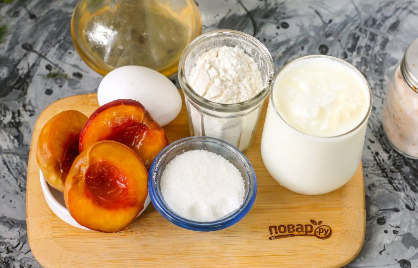 1. Этап. Оладьи на кефире с персиками: Подготовьте указанные ингредиенты. Персики используйте как свежие, так и замороженные, дав им оттаять и слив воду.