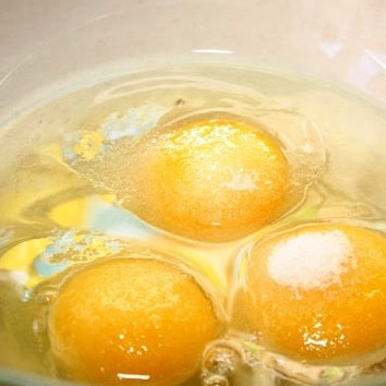 1. Этап. Блинчики со сливами: Яйца смешиваем с солью и сахаром.