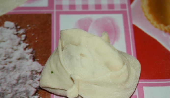 1. Этап. Манты из свинины: Эти хвостики скрепляем тоже как на фото.