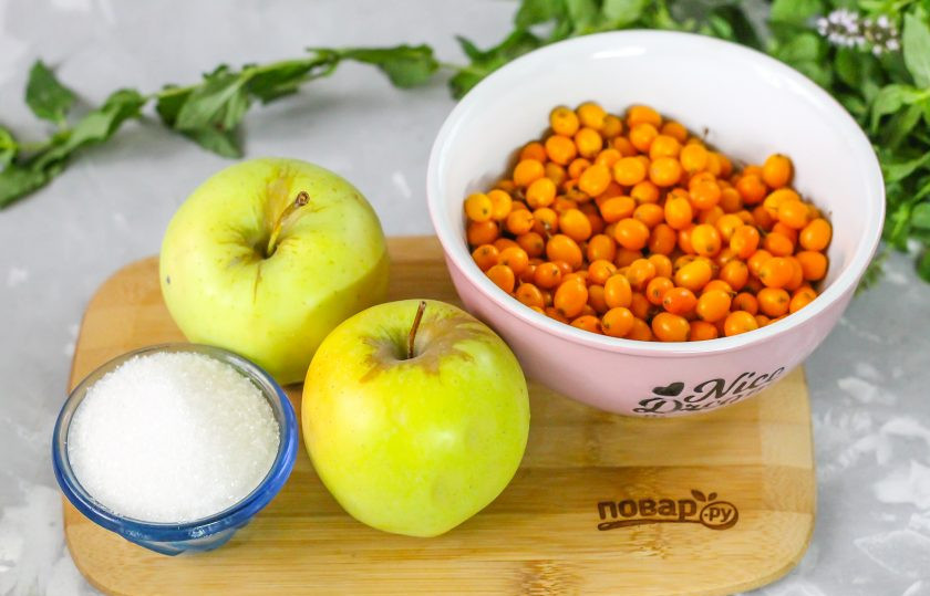 1. Этап. Компот из облепихи и яблок на зиму: Подготовьте указанные продукты. Яблоки можно выбрать любого сорта.