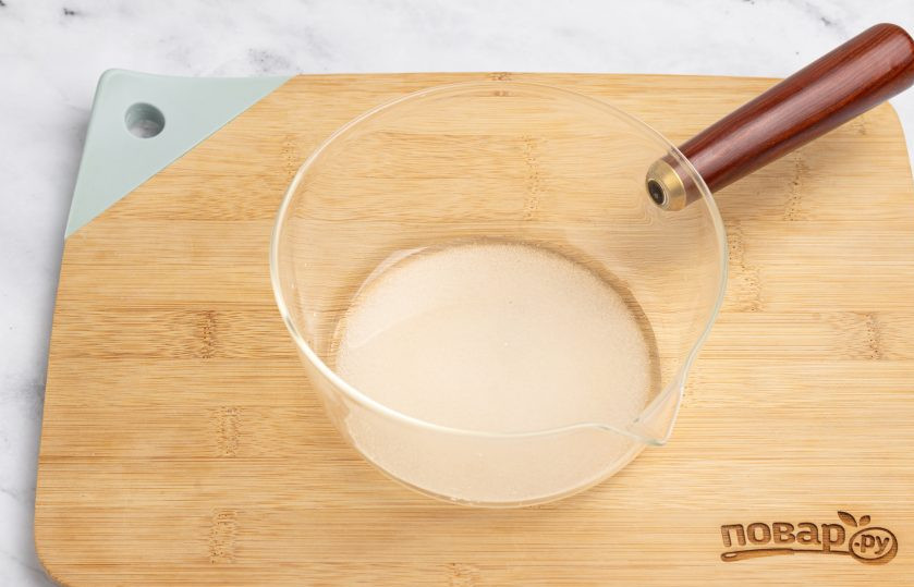 1. Этап. Шоколадные пряники имбирные: Для глазури соедините воду с сахаром, но не перемешивайте. Чтобы сахар полностью растворился, слегка прокручивайте ковшик. На среднем огне доведите до кипения. Добавьте щепотку лимонной кислоты и проварите еще 5 минут.