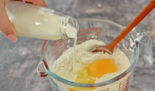 1. Этап. Сдобный калач на сливках: В миску для замеса просейте муку и смешайте её с солью и сахаром. Влейте в муку растворённые в воде дрожжи, вбейте яйцо и добавьте сливки. Если сливок нет, то их можно заменить на жирное молоко.