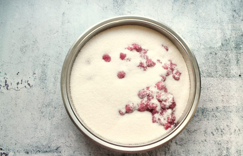 1. Этап. Малиновое варенье на фруктозе: Малину переберите, выложите в таз и засыпьте фруктозой. Уберите ягоды в прохладное место и оставьте на 6 часов, чтобы ягоды пустили сок.