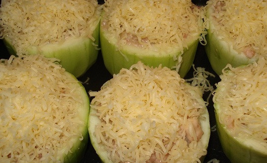 1. Этап. Кабачки, фаршированные грибами: 5. Посыпаем сыром и отправляем в духовку. Запекаем при температуре 180 градусов около 15-20 минут.