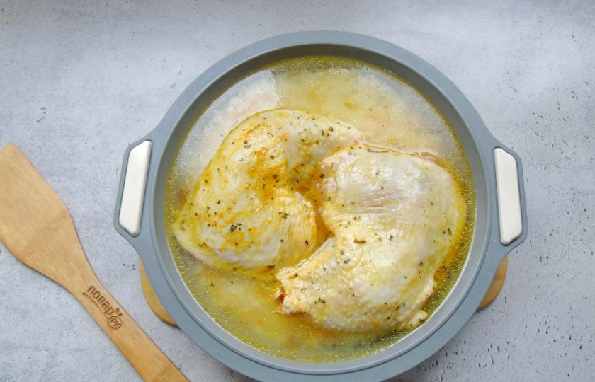 1. Этап. Окорочка с рисом в духовке: Выложите окорочка в форму с рисом, овощами и водой.