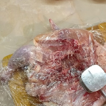 1. Этап. Цыпленок табака в духовке: Накрыть пищевой пленкой и отбить молоточком.