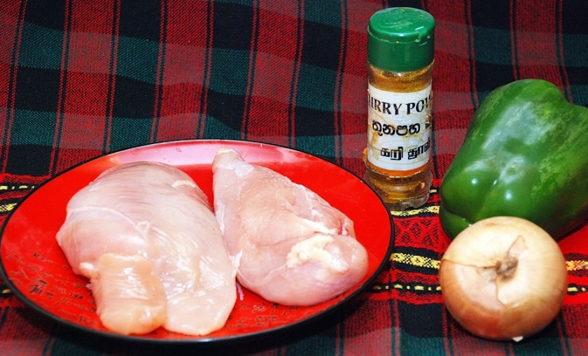 1. Этап. Курица карри с ананасами: 1. Прежде всего, подготавливаем все необходимые ингредиенты. Мясо моем и очищаем от пленки и хрящей, перец моем и вытираем полотенцем, луковицу очищаем и моем.