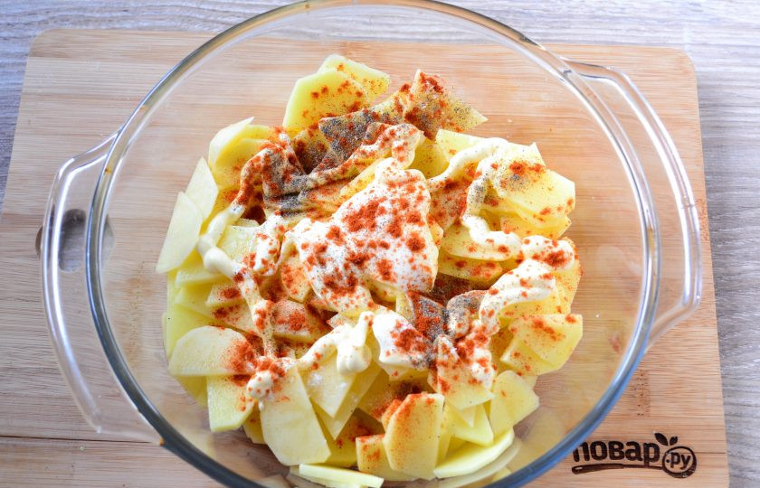 1. Этап. Куриные шейки с картошкой: Добавьте к картофелю майонез, соль и перец по вкусу. Хорошо перемешайте.