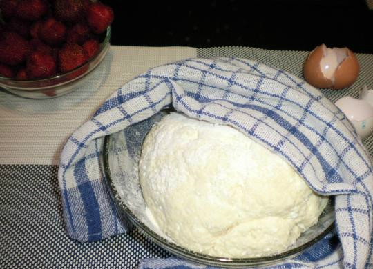 1. Этап. Творожные кнедлики с клубникой: 4. В результате тесто не должно сильно липнуть к рукам. Если липнет, добавьте еще немного муки. Тесто должно быть немного пластичным, как на пельмени.
