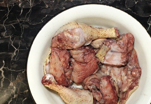 1. Этап. Петух по-бургундски ( «Coq au vin»): Замаринованную птицу вынуть из вина и обсушить бумажным полотенцем. Кожу я не снимаю, нам нравится с кожей, но вы делайте, как любите.