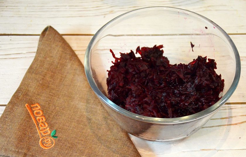 1. Этап. Салат со свеклой Агата: 1. Свеклу отварите, остудите, почистите и натрите на терке.