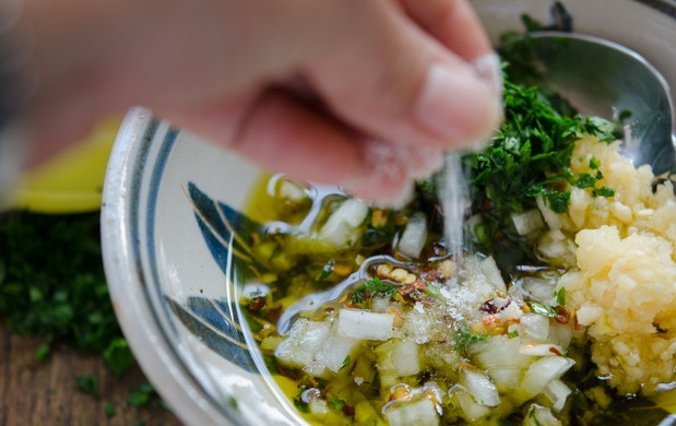 1. Этап. Аргентинский соус Чимичурри: Соедините все ингредиенты и посолите.