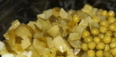 1. Этап. Салат Оливье с икрой: Добавляем соленые огурцы, порезанные кубиками и зеленый горошек (без жидкости).