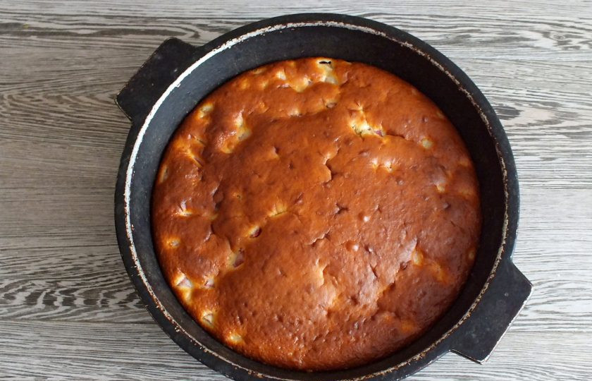 1. Этап. Шарлотка с ревенем: По истечении времени проверьте шарлотку с ревенем на готовность деревянной шпажкой. Она должна быть сухой.