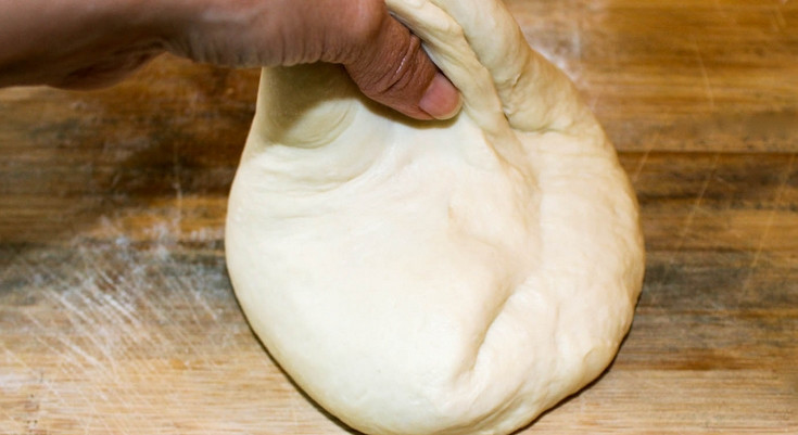 1. Этап. Тесто на штрудель: 1. Хорошо просеем муку и смешаем с солью. Вливаем понемногу кипяток и сразу же стараемся перемешать как можно тщательнее. Дальше добавим масло, еще раз перемешаем и вымесим однородное тесто.