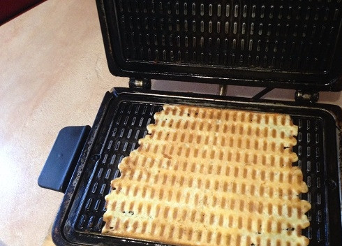 1. Этап. Рецепт вафельного теста для электровафельницы: Выпекаем до подрумянивания.