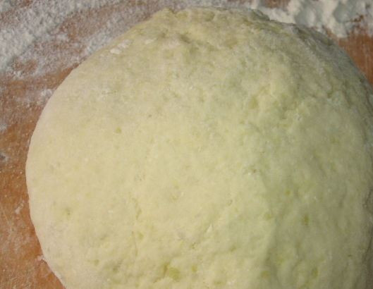 1. Этап. Вареники с печенью и картошкой: Картофель пропустите через мясорубку, смешайте с яйцом, мукой, солью и замешайте тесто, которое должно не прилипать к рукам. Накройте тесто и дайте ему настояться.