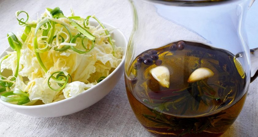 1. Этап. Пряная салатная заправка: 3. Не ставьте такую заправку в холодильник в течение недели, чтобы все ингредиенты смешались ароматом и вкусом. Затем можете ставить ее в холодильник и использовать в качестве заправки в салатах. Приятного аппетита!