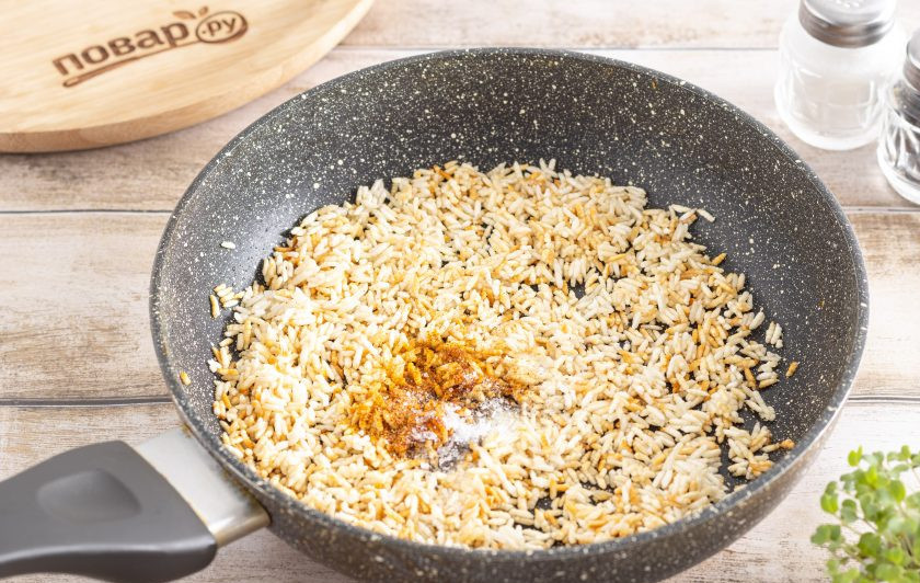 1. Этап. Рис жареный на сковороде: Добавьте соль и все специи.