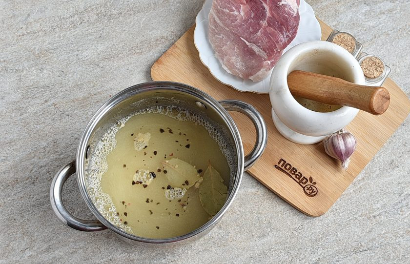 1. Этап. Маринад для буженины: В подходящую неокисляющуюся кастрюлю налейте необходимое вам количество воды. Добавьте специи и пряности, доведите до кипения. Кипятите пару минут и полностью остудите маринад.