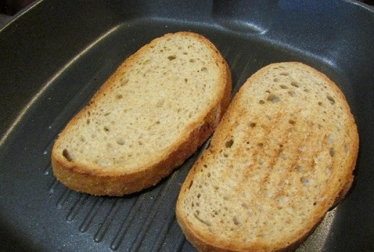 1. Этап. Хлеб с курицей Хеннеброд: 4. На отдельной сухой сковороде подсушите немного ломтики хлеба.