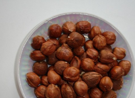 1. Этап. Торт Арт: Фундук очищаем от скорлупы.