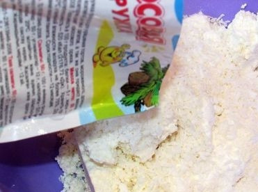 1. Этап. Запеканка из творога без манки: Насыпаем кокосовую стружку.