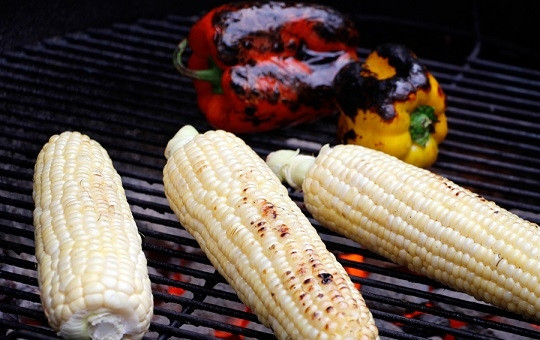 1. Этап. Салат с рукколой: 2. Один сладкий перец и кукурузу предлагаю приготовить на гриле. Также перец можно обжечь на открытом газу на плите, а кукурузу просто сварить.