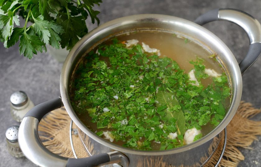 1. Этап. Уха из сибаса: Мелко порубите свежую зелень, всыпьте в уху, перемешайте и выключите плиту. Оставьте суп под крышкой минут на 10 настояться, обменяться всеми вкусами и ароматами.