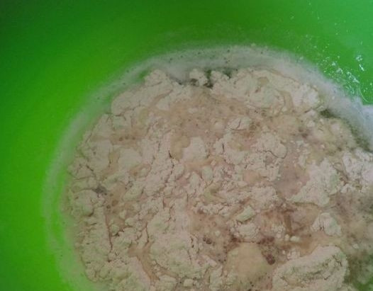 1. Этап. Постные блины на дрожжах: В эту же миску добавляем сухие ингредиенты и тщательно смешиваем до однородности.