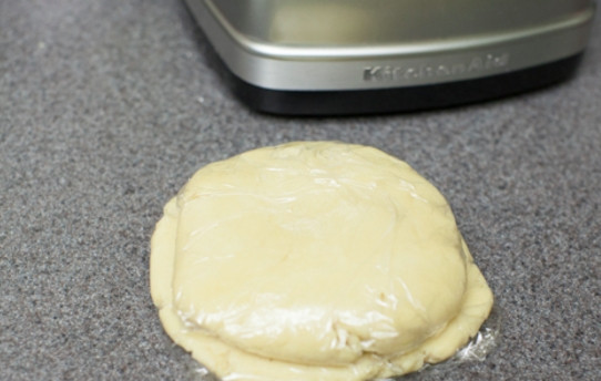 1. Этап. Духовые пирожки: Достаньте тесто и быстро вымесите руками, затем разделите на 2 куска, заверните в целлофан и отправьте в холодильник минимум на 15 минут.