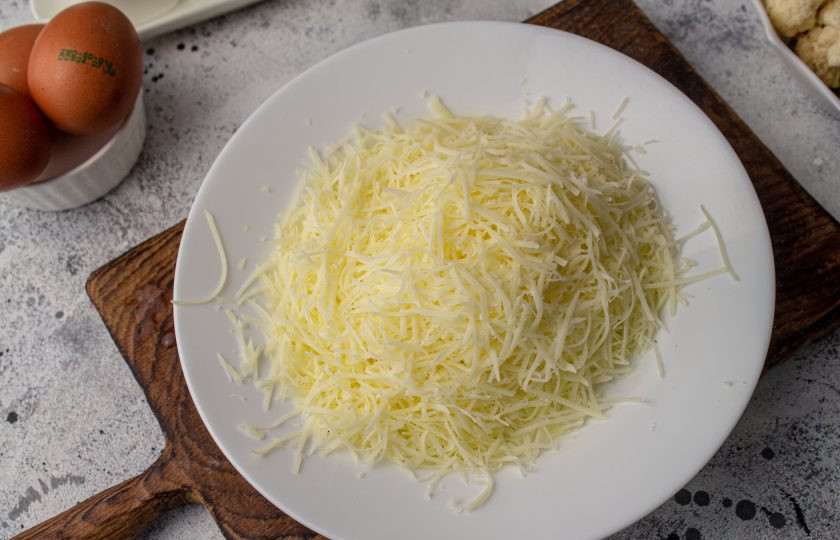 1. Этап. Запеканка из кабачков, брокколи и цветной капусты: 150 грамм сыра натрите на мелкой терке.