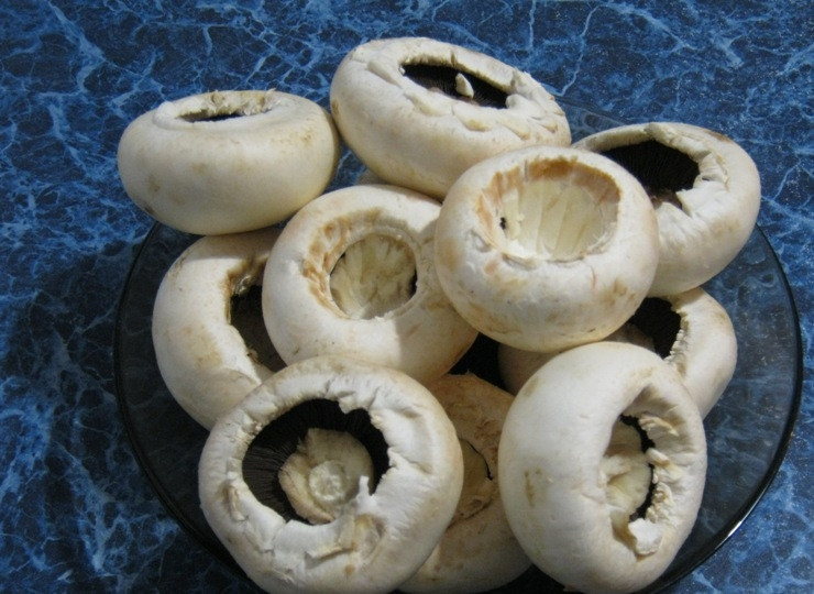 1. Этап. Грибы, фаршированные фаршем: Теперь мы аккуратно отделяем ножку от шляпки, так чтобы не повредить ее.