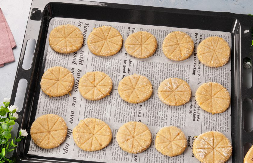 1. Этап. Коржики сахарные: Тупой стороной ножа нанесите узор снежинка и выложите на застеленный пергаментом противень. Выкладывайте коржики на некотором расстоянии друг от друга.