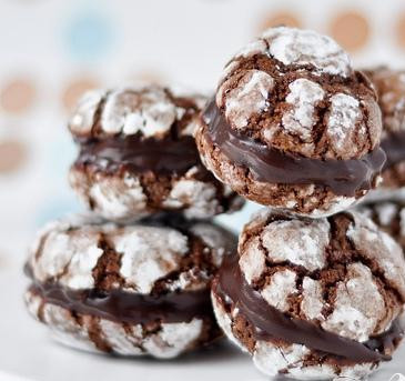 1. Этап. Шоколадное печенье с кофейной начинкой: 6. Смазать начинкой нижнюю часть печенья, накрыть сверху оставшимися половинками и слегка придавить, чтобы получились сэндвичи. Если необходимо, охладить печенье 15-30 минут.