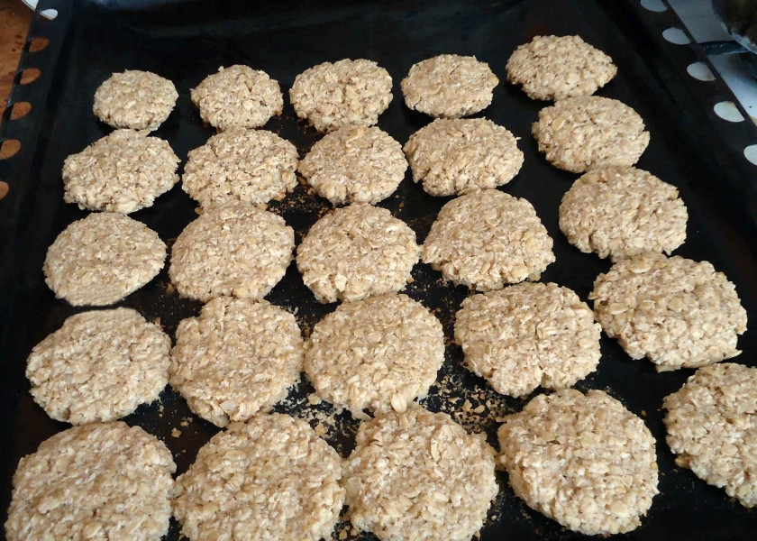 1. Этап. Овсяное печенье из овсяных хлопьев: Смазываем поднос любым жиром. Разогреваем духовку. Ложкой выкладываем комочки будущего печенья, формируя из них приплюснутые кружки. Ставим выпекать при температуре 180 градусов на 15 минут.