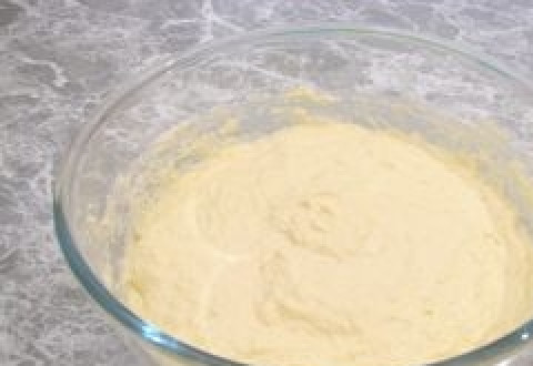 1. Этап. Мясной пирог на скорую руку: Добавить муку, смешанную с содой и замесить тесто. Оно не должно быть густым!