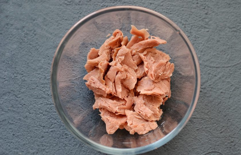 1. Этап. Суп с соевым мясом: Соевое мясо залейте кипятком, оставьте на 15-20 минут. Затем слейте воду, промойте текстурат в холодной воде и тщательно отожмите.